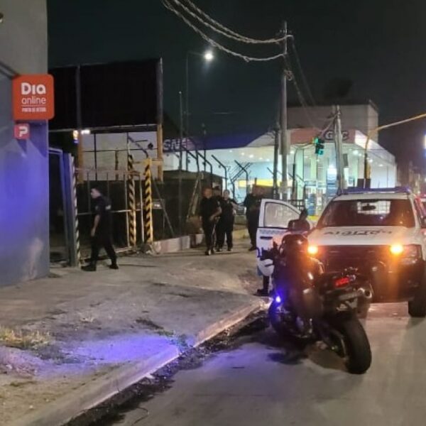 Berazategui: la policía detuvo “in fraganti” a dos sujetos que entraron a un supermercado