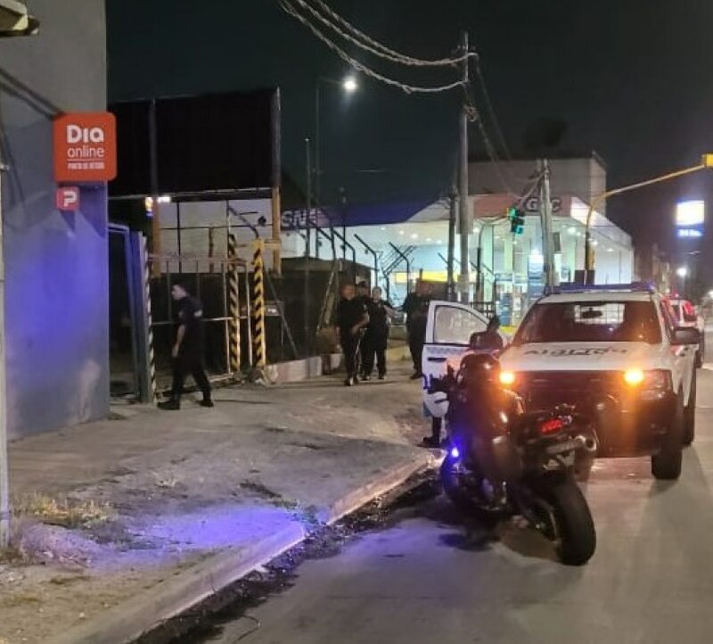 Berazategui: la policía detuvo “in fraganti” a dos sujetos que entraron a un supermercado