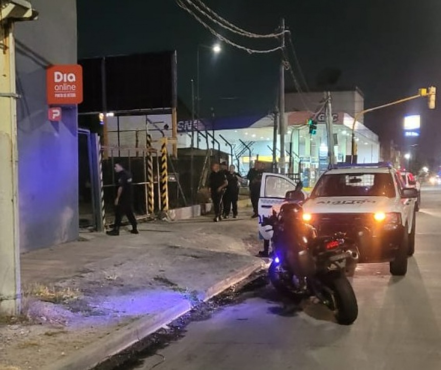 Berazategui: la policía detuvo “in fraganti” a dos sujetos que entraron a un supermercado