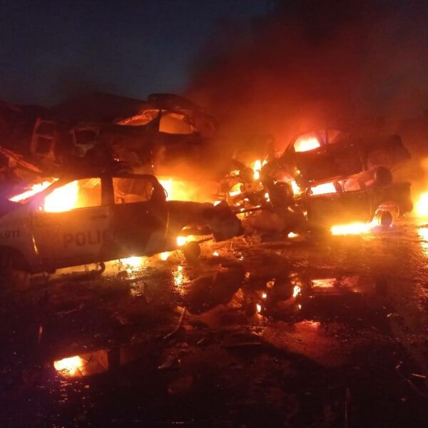 Lomas de Zamora: Un incendio destruyó más de 10 vehículos en un depósito judicial