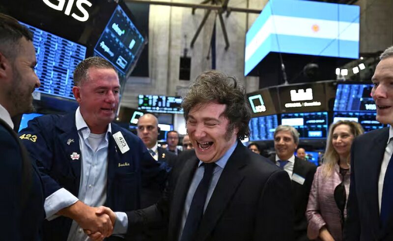 El riesgo país bajó de los 500 puntos por primera vez en siete años