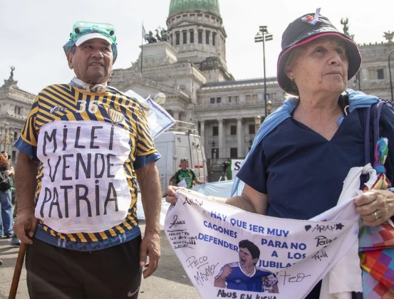 Vuelven los incidentes en la marcha de los jubilados: cruce de la Policía con dos enmascarados