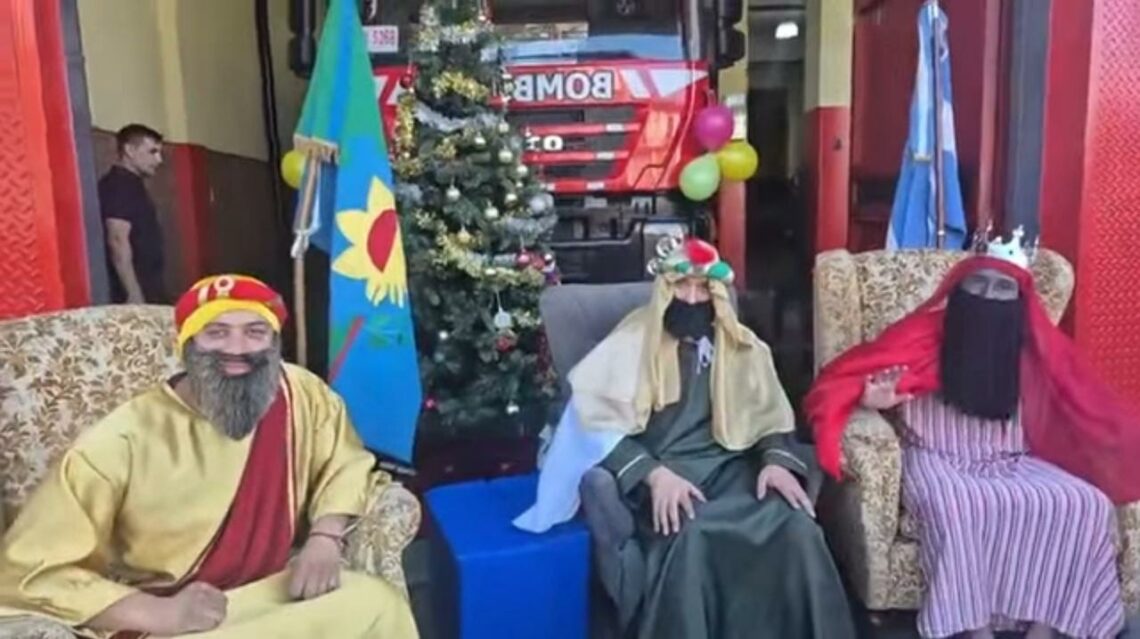 Por la sonrisa de los pibes: Los Reyes Magos entregaron juguetes junto a los bomberos de Bernal