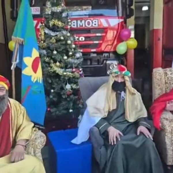 Por la sonrisa de los pibes: Los Reyes Magos entregaron juguetes junto a los bomberos de Bernal