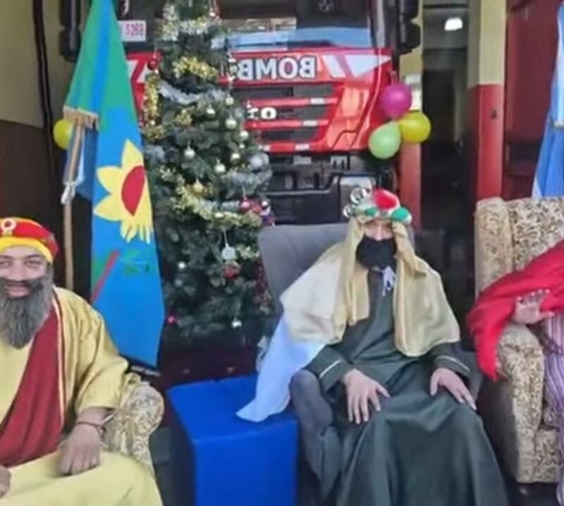 Por la sonrisa de los pibes: Los Reyes Magos entregaron juguetes junto a los bomberos de Bernal
