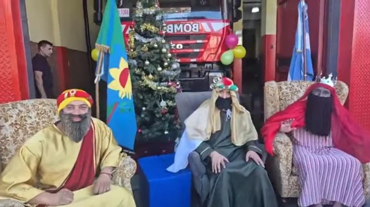 Por la sonrisa de los pibes: Los Reyes Magos entregaron juguetes junto a los bomberos de Bernal