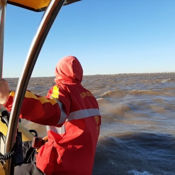 Continúa la búsqueda de un hombre desaparecido tras ingresar al río en Quilmes