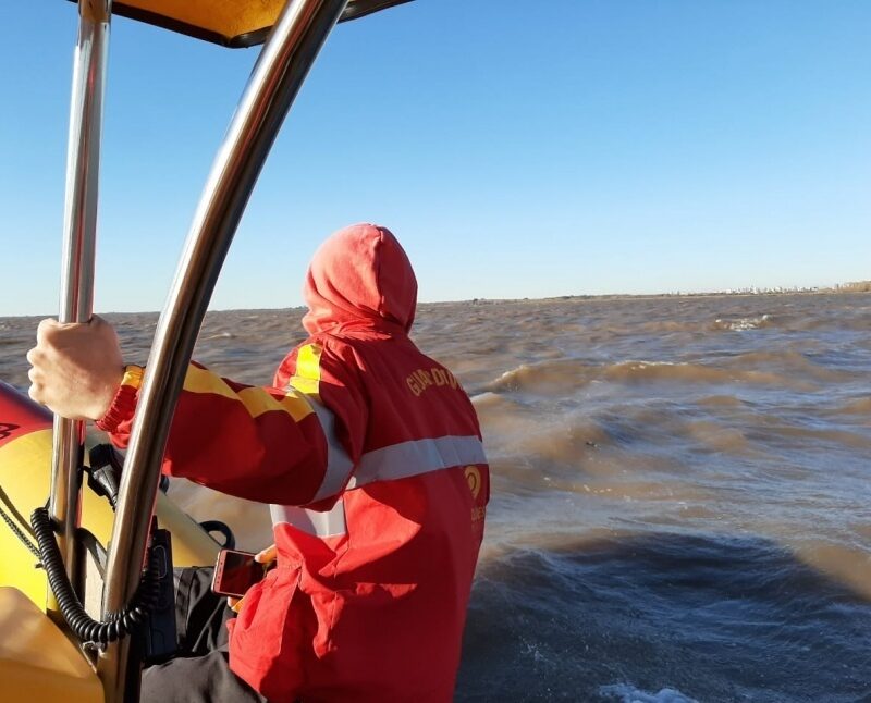 Continúa la búsqueda de un hombre desaparecido tras ingresar al río en Quilmes