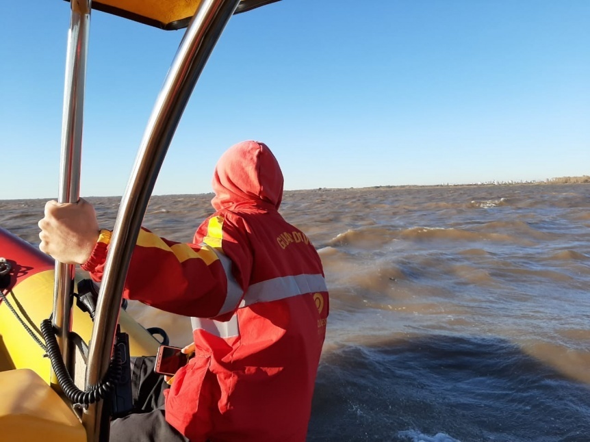 Continúa la búsqueda de un hombre desaparecido tras ingresar al río en Quilmes