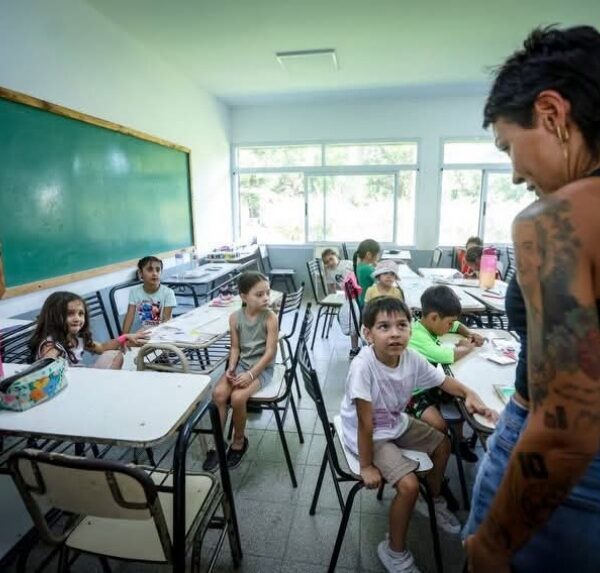 Mayra Mendoza recorrió una escuela en la que se desarrolla el programa “Escuelas Abiertas en Verano”
