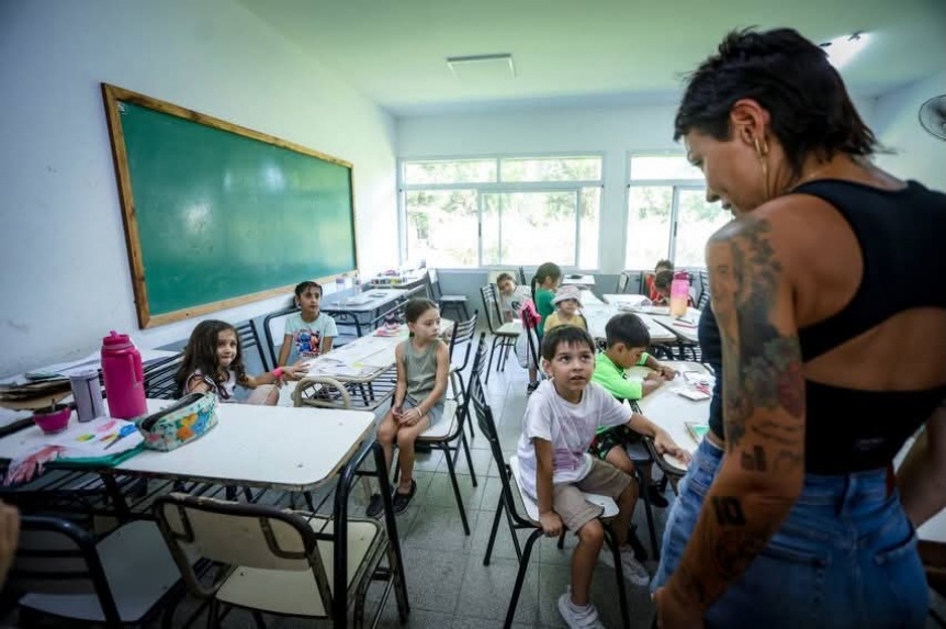 Mayra Mendoza recorrió una escuela en la que se desarrolla el programa “Escuelas Abiertas en Verano”