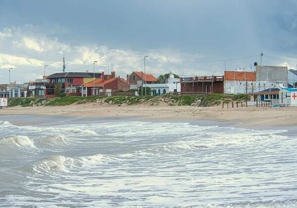 Mini tsunami en Santa Clara del Mar: reportan un muerto por olas gigantes