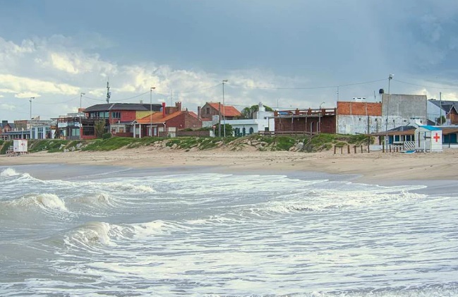 Mini tsunami en Santa Clara del Mar: reportan un muerto por olas gigantes