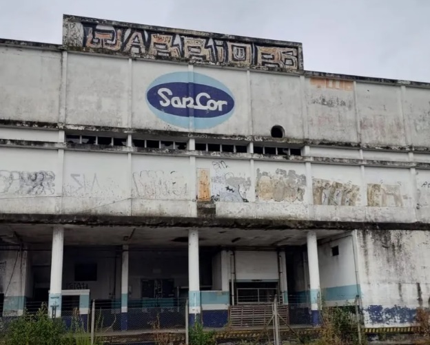 Se filmaban en una fábrica abandonada de La Plata, cedió el piso y terminaron hospitalizados