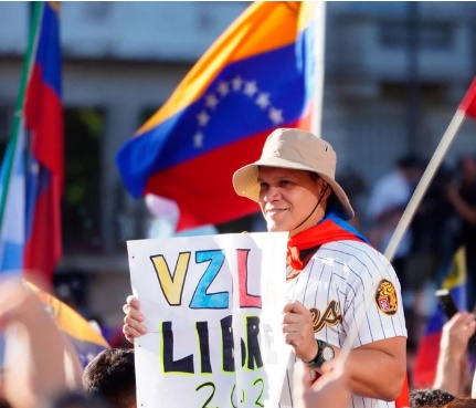 Miles de venezolanos festejaron en el Obelisco la caída de Maduro