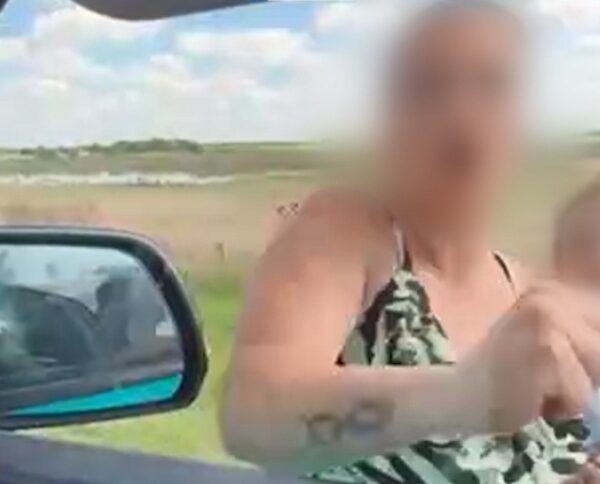 Detuvieron a un conductor por circular con un menor en brazos y agredir a agentes