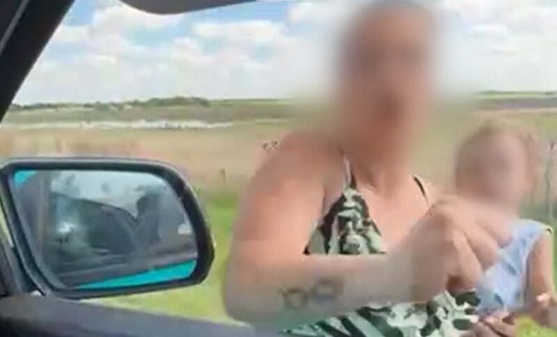 Detuvieron a un conductor por circular con un menor en brazos y agredir a agentes