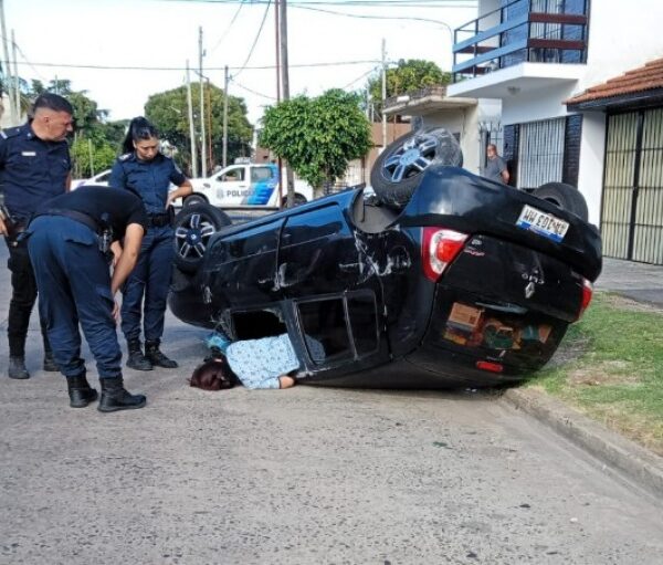 Una mujer herida tras un choque y vuelco en Madres de Plaza de Mayo y Necochea