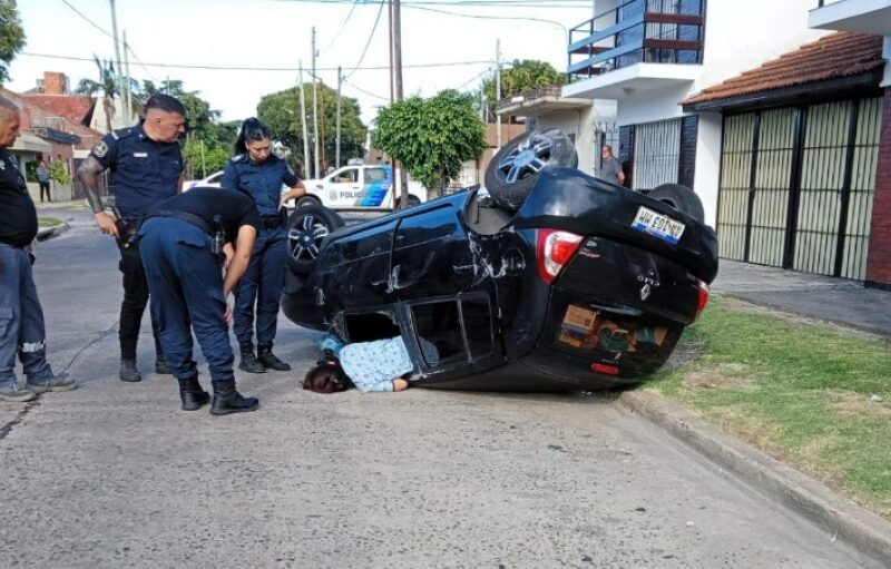Una mujer herida tras un choque y vuelco en Madres de Plaza de Mayo y Necochea