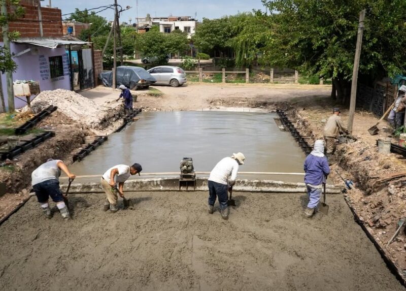 Avanzan las obras de pavimentación en barrios de Quilmes Oeste con financiamiento municipal