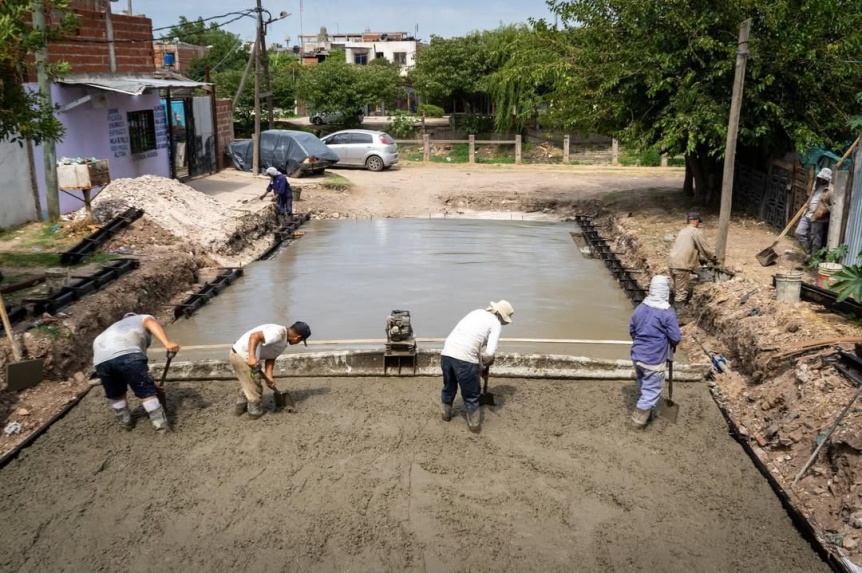 Avanzan las obras de pavimentación en barrios de Quilmes Oeste con financiamiento municipal