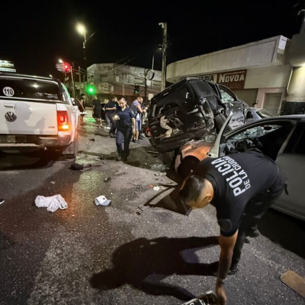 Impactante choque múltiple en Quilmes Oeste: camioneta quedó encima de dos vehículos y hay tres heridos
