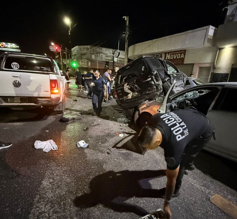 Impactante choque múltiple en Quilmes Oeste: camioneta quedó encima de dos vehículos y hay tres heridos