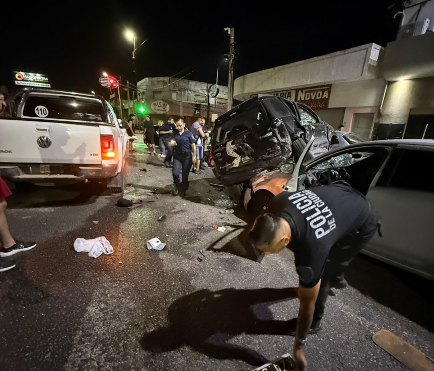 Impactante choque múltiple en Quilmes Oeste: camioneta quedó encima de dos vehículos y hay tres heridos