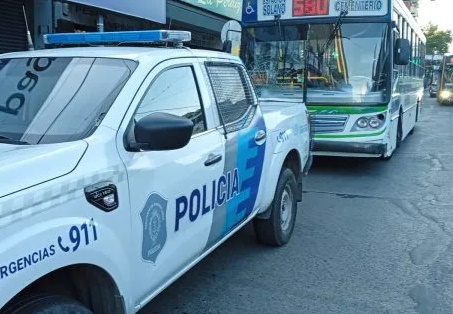 Cruzó corriendo sin mirar porque perdía el tren y lo atropelló un colectivo a metros de la estación de Quilmes