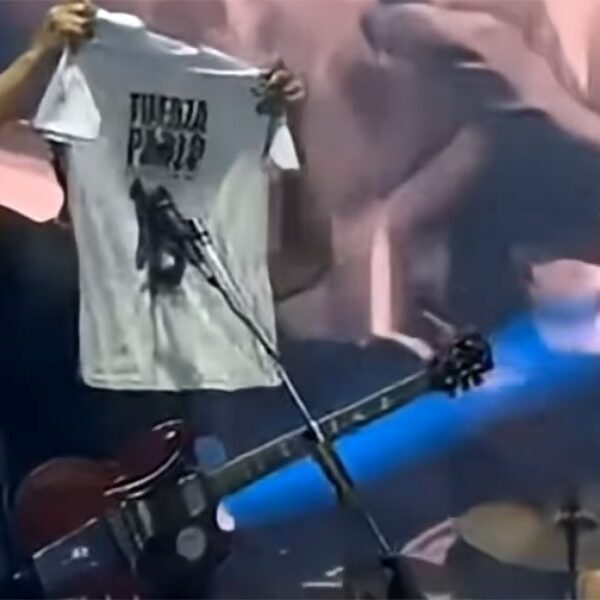 Ricardo Mollo levantó una remera por Pablo Grillo en pleno show de Divididos y celebró su regreso a casa: “volvió y está vivo”