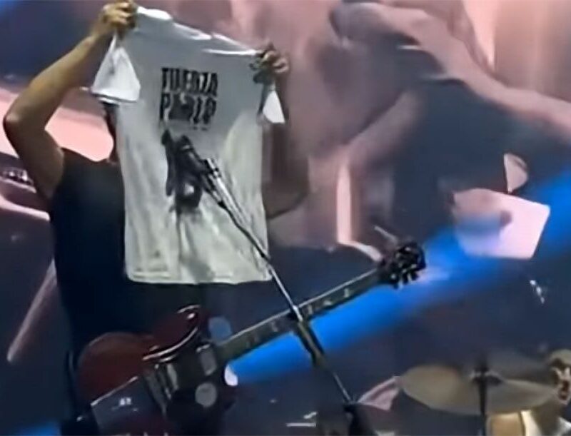 Ricardo Mollo levantó una remera por Pablo Grillo en pleno show de Divididos y celebró su regreso a casa: “volvió y está vivo”