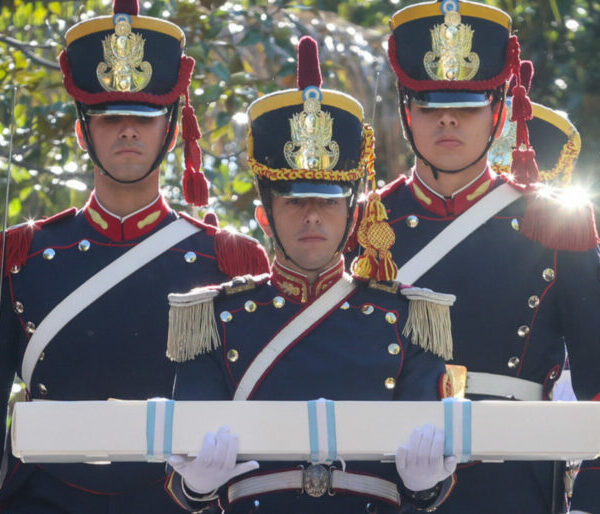 Una multitud despidió el sable corvo de San Martín en el Museo Histórico Nacional