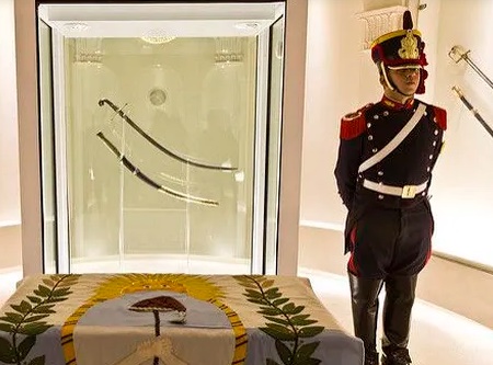 La Justicia rechazó frenar el traslado del sable corvo de San Martín, pero ordenó informes y medidas de control