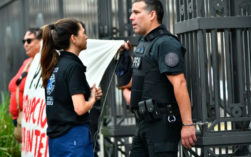 Tensión en Casa Rosada por la protesta de un policía federal armado