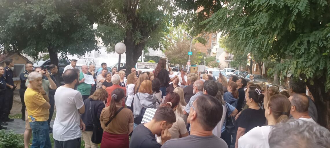 Bernal: vecinos se movilizaron a la Comisaría 2° en reclamo de seguridad
