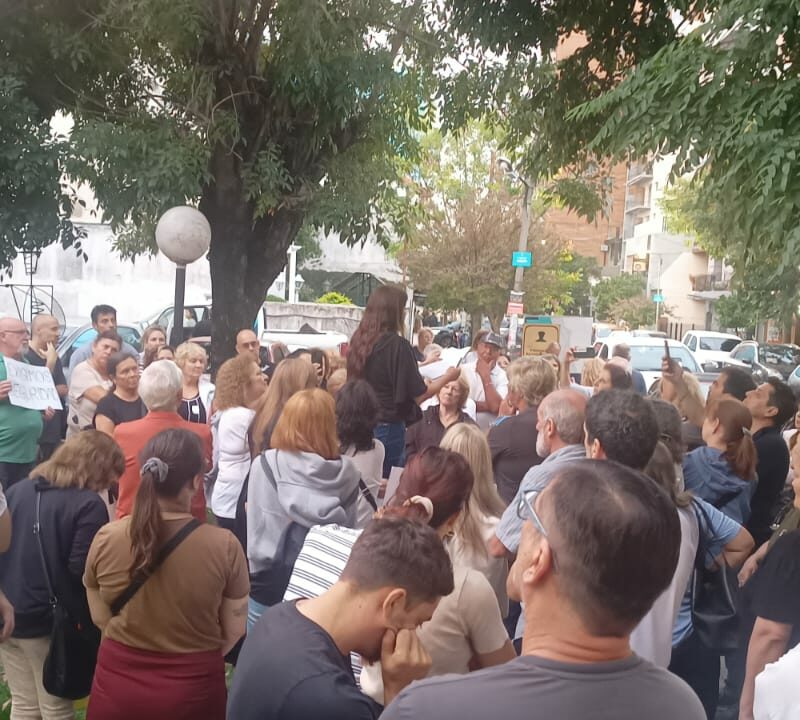 Bernal: vecinos se movilizaron a la Comisaría 2° en reclamo de seguridad