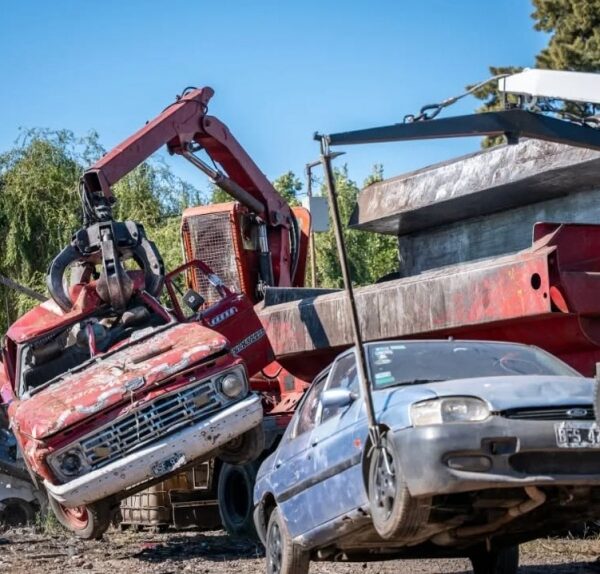 El municipio de Quilmes compactó más de 600 vehículos secuestrados y donará lo recaudado