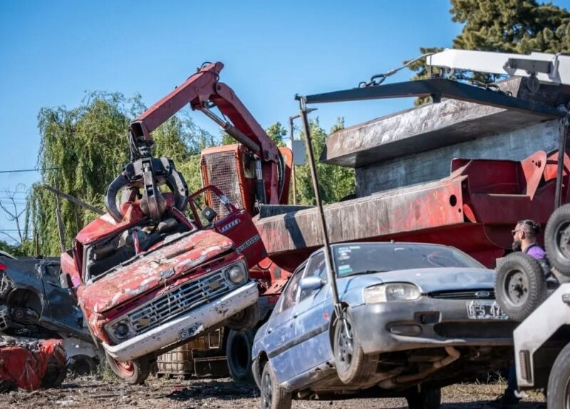 El municipio de Quilmes compactó más de 600 vehículos secuestrados y donará lo recaudado