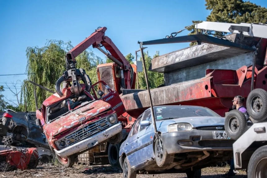 El municipio de Quilmes compactó más de 600 vehículos secuestrados y donará lo recaudado