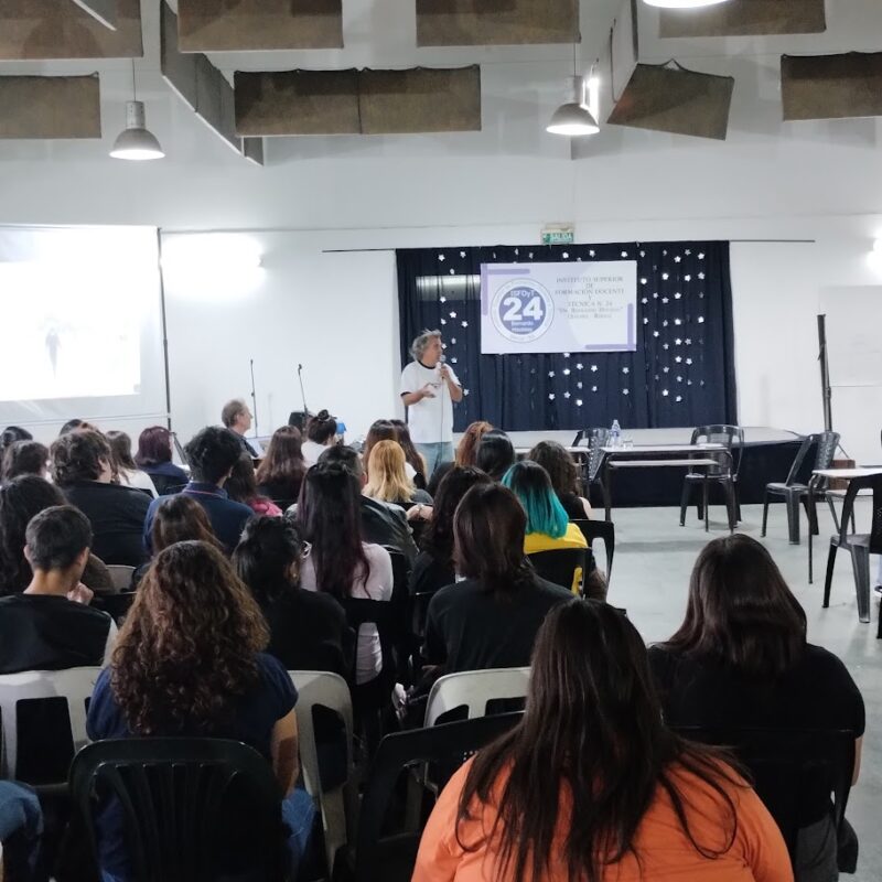 Mauro Amato brindó una charla a estudiantes del ISFDyT N° 24; el exgoleador que con el fútbol transmite valores