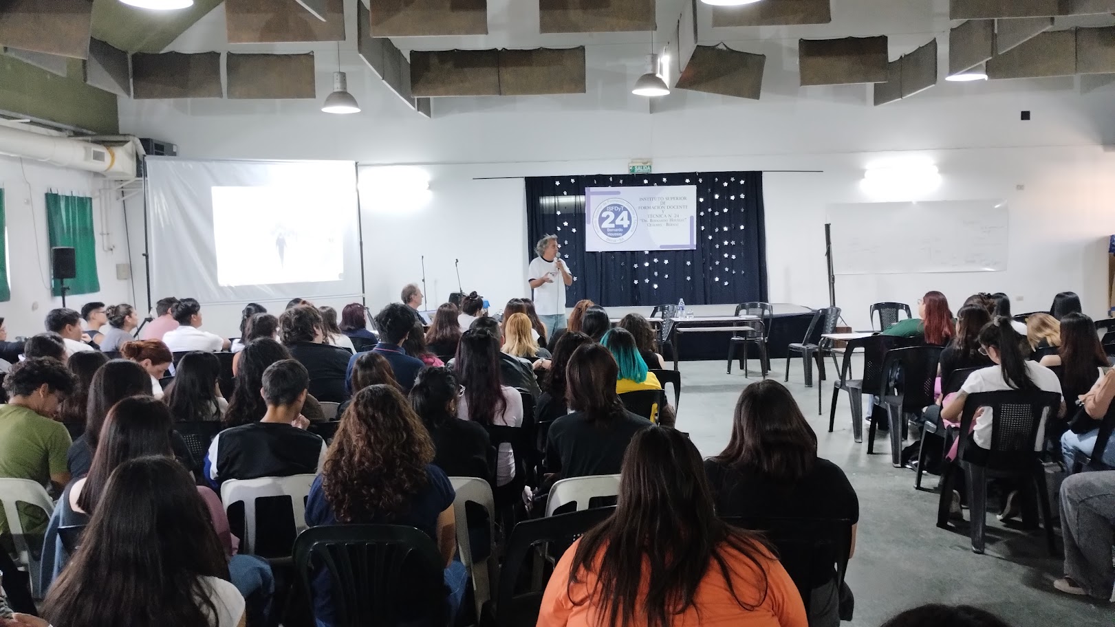 Mauro Amato brindó una charla a estudiantes del ISFDyT N° 24; el exgoleador que con el fútbol transmite valores