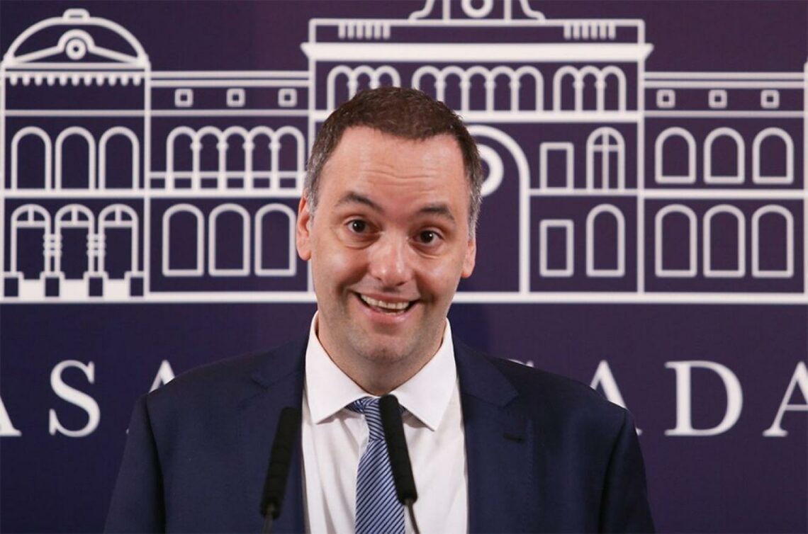 Denuncian a Manuel Adorni por presuntas irregularidades en contrataciones y la concesión de Tecnópolis