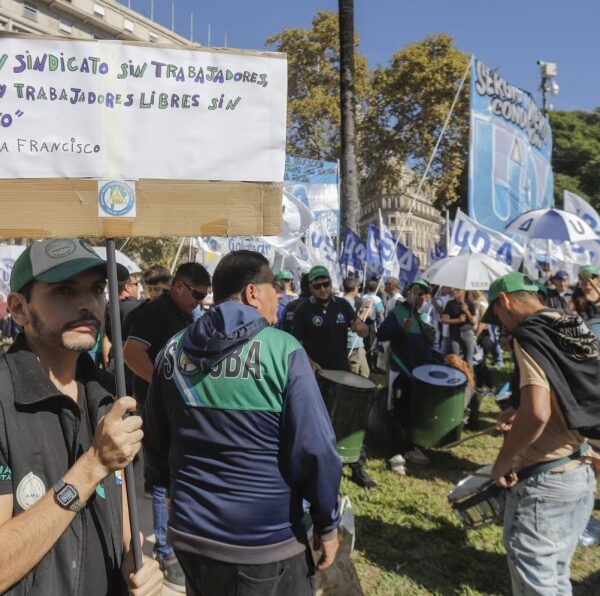 La CGT se movilizó a Plaza de Mayo con críticas al Gobierno y sin anuncio de paro