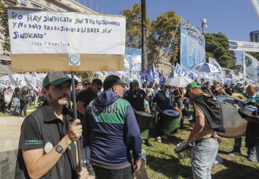 La CGT se movilizó a Plaza de Mayo con críticas al Gobierno y sin anuncio de paro