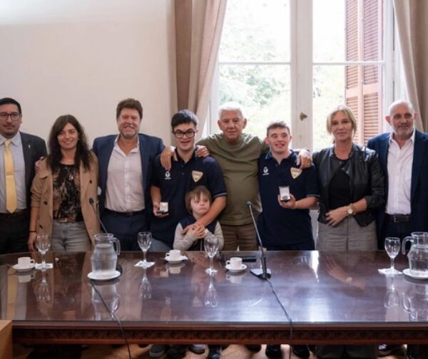 Diputados reconocen a jugadores de básquet con síndrome de Down