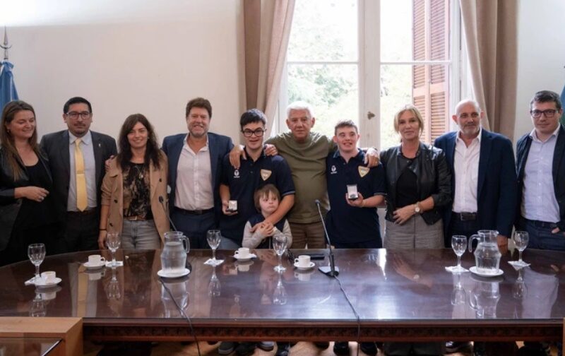 Diputados reconocen a jugadores de básquet con síndrome de Down