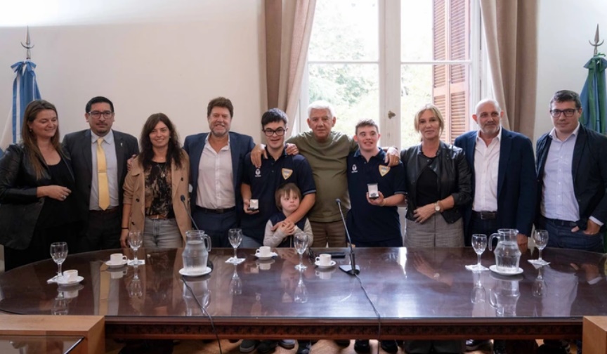 Diputados reconocen a jugadores de básquet con síndrome de Down