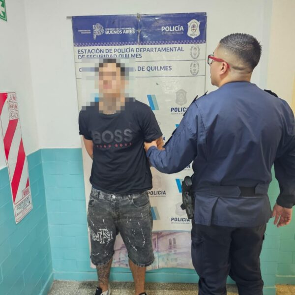 Atacaron un patrullero, huyeron en contramano por el Metrobus y fueron detenidos