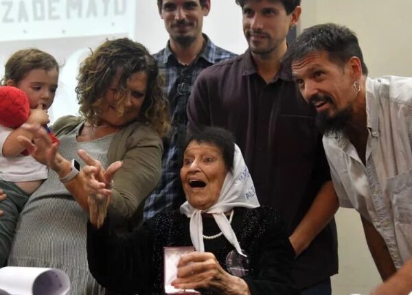 Taty Almeida recibió el doctorado honoris causa en la UBA: “a pesar de los bastones y las sillas de ruedas, las locas seguimos de pie”