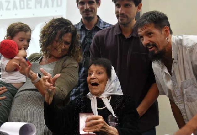 Taty Almeida recibió el doctorado honoris causa en la UBA: “a pesar de los bastones y las sillas de ruedas, las&hellip;